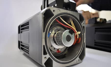Servomotor-Rückmeldelösung von Hengstler